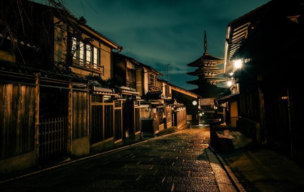 城市夜景中人物站在天台边俯瞰街道，蓝紫色调，悬疑题材封面氛围