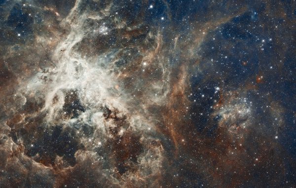 科幻场景中飞船舷窗外星云流动，冷白与深蓝交织，画面干净克制
